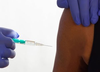 Vacinação bivalente contra Covid-19 já está disponível para pessoas acima de 60 anos em Gravatá