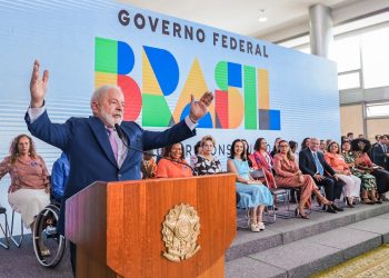 No Dia das Mulheres, Lula assina projeto de lei que estabelece igualdade salarial entre homens e mulheres no trabalho