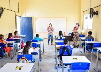 Professores se mobilizam por cumprimento do piso nacional da educação em Gravatá