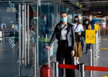 Uso de máscaras em aeroportos e aviões deixa de ser obrigatório, decide Anvisa