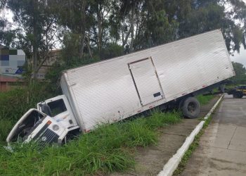 Sinistro envolvendo dois automóveis deixa motorista ferido na BR-232, em Gravatá