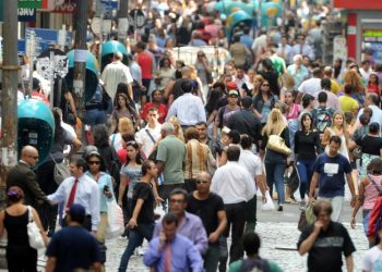 População brasileira supera 203 milhões, mas ritmo de crescimento desacelera, aponta Censo 2022