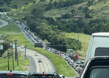 Saída para o feriado de São João com tráfego intenso e lento na BR-232 em direção ao interior