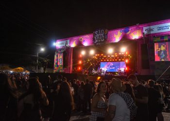 Gustavo Mioto se apresenta na última noite de shows do São João de Gravatá 2023