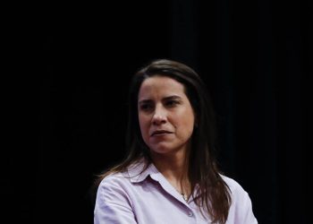 Governo Raquel Lyra obtém liminar para impedir greve de professores