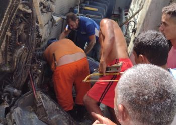 Ônibus escolar tomba e despenca em ribanceira no sítio Macacos, em Chã Grande