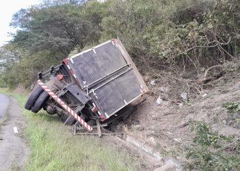 Motorista fica ferido após caminhão tombar nas Serra das Russas, em Gravatá