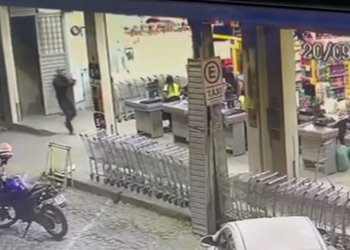 Segurança sofre tentativa de homicídio dentro de supermercado no centro de Gravatá; veja o vídeo
