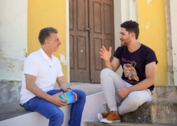 Luciano Huck visita Gravatá para conhecer história do professor Vitor Arruda