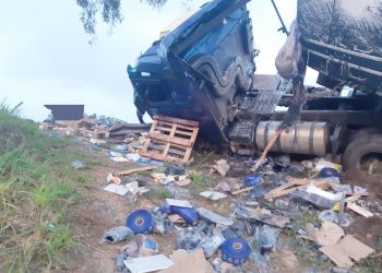 Caminhão tomba na BR 232 em Gravatá; motorista tem ferimentos leves
