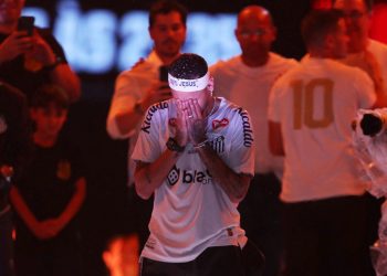 Com grande festa, Neymar é apresentado no Santos em seu retorno após 12 anos