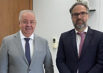 Prefeito de Gravatá se reúne com relator de seus processos no TCE: ‘visita de cortesia’