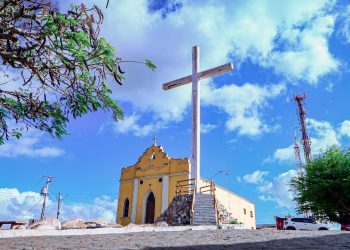 Deteriorada, cruz do Alto do Cruzeiro em Gravatá é interditada pela Secretaria de Obras após reivindicações