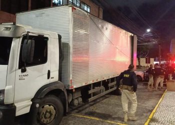 Carga de cigarros paraguaios avaliada em R$ 1,8 mi é apreendida pela PRF em Gravatá