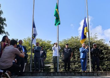 Ato cívico de 7 de Setembro reúne autoridades na Praça Rodolfo de Moraes, em Gravatá