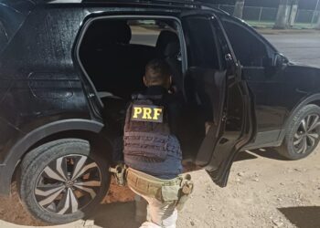 Dois homens são detidos com carro roubado durante abordagem na BR-232, em Gravatá