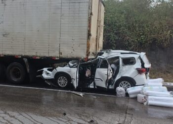 Colisão entre carro e caminhão deixa cinco feridos na BR-232 em Gravatá