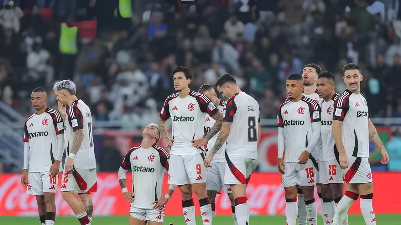 Jogadores do Flamengo reagem durante a disputa de pênaltis ao fim da final da Copa Intercontinental