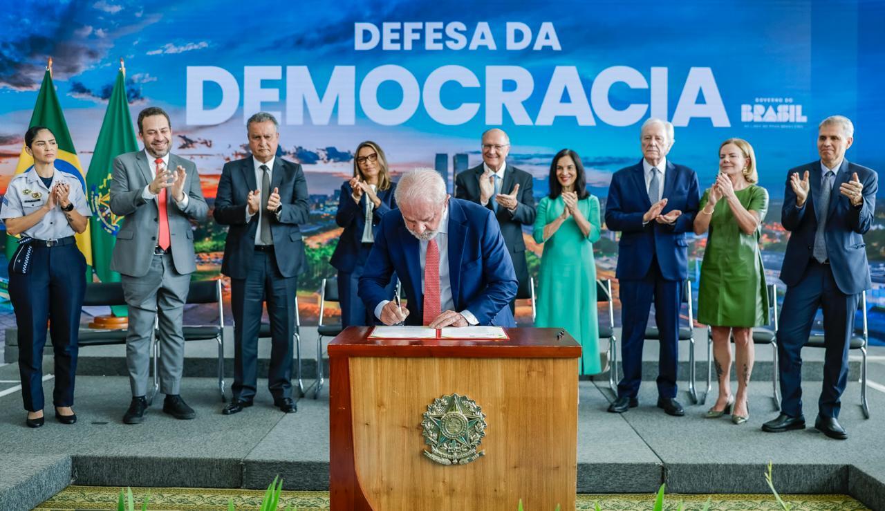 Lula durante assinatura do veto do projeto de lei da Dosimetria.