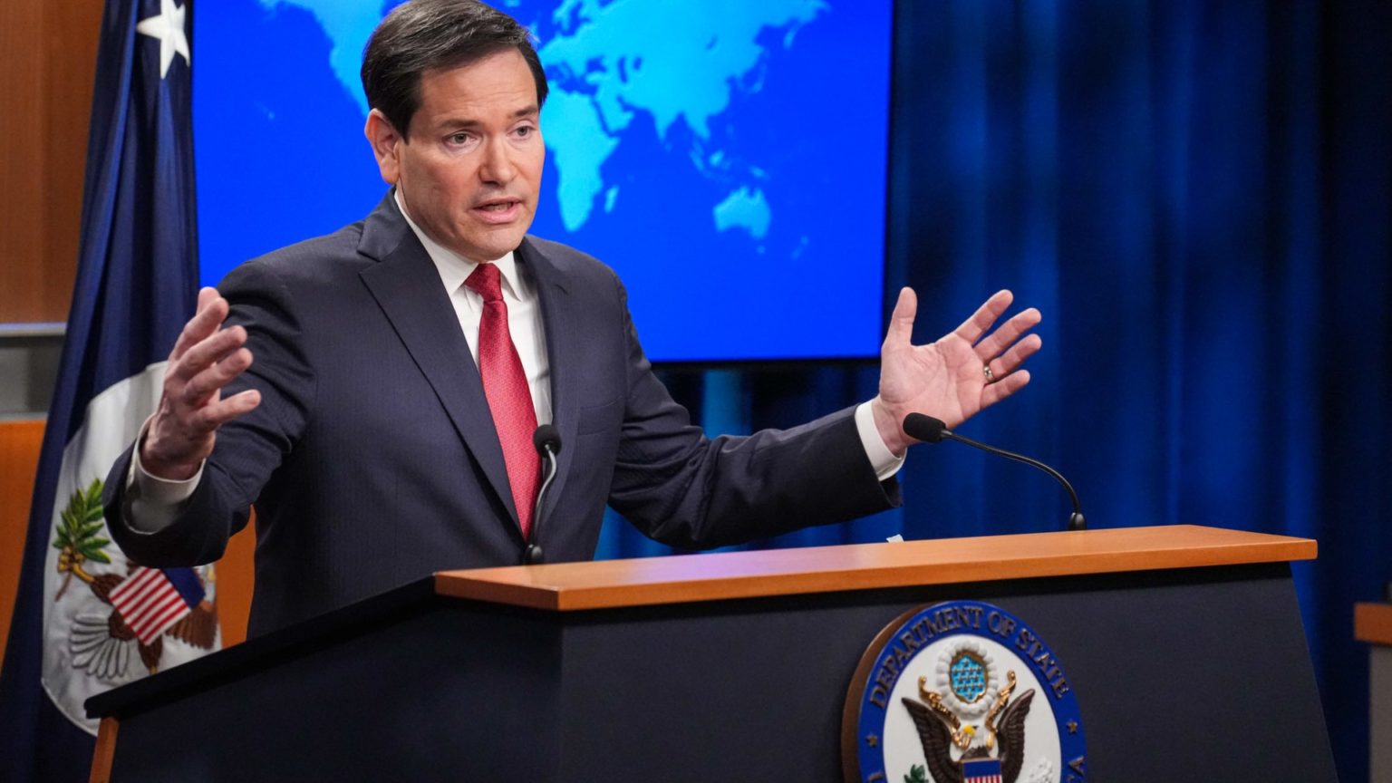 Marco Rubio, secretário de Estado dos EUA fala em um púlpito.