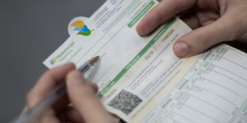 Nova regra da Tarifa Social na conta de luz pode suspender benefício para 3 mil famílias em Gravatá; saiba como manter