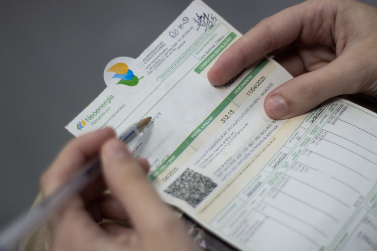 Consumidor segura fatura de energia da Neoenergia Pernambuco.