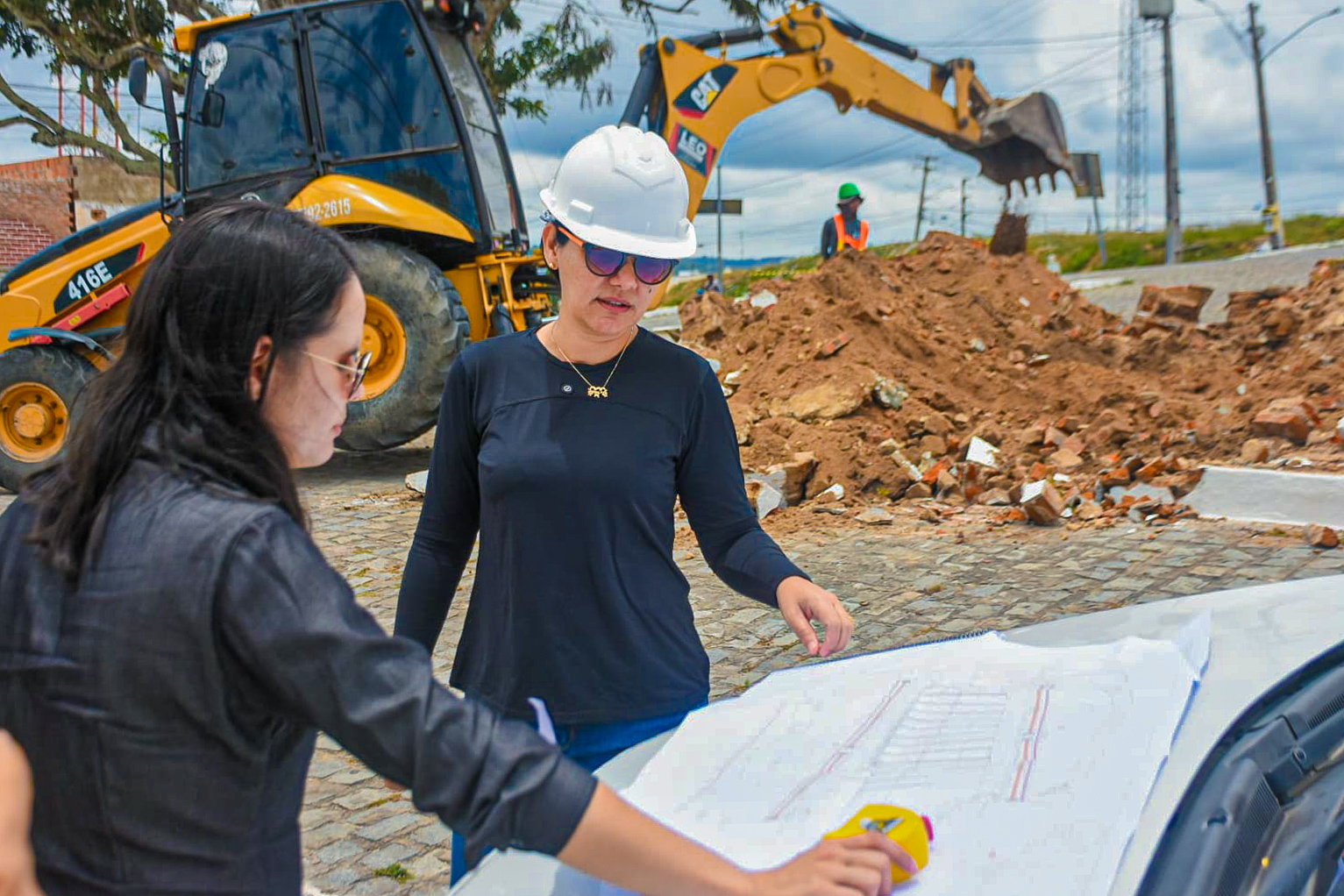 Viviane Facundes, secretária de Obras de Gravatá, durante vistoria da obra do Alto do Cruzeiro ao lado de equipe técnica.