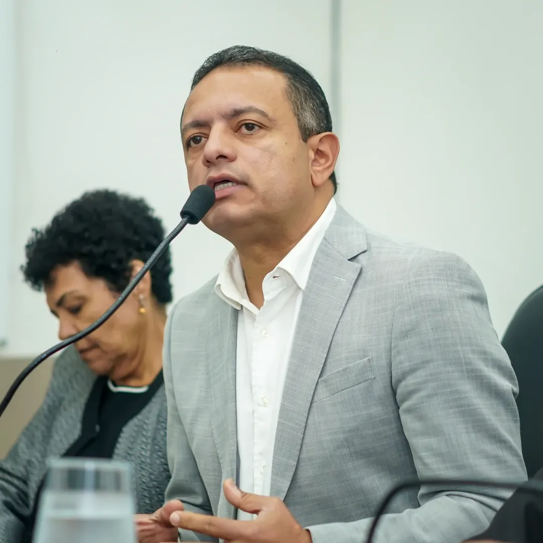 Léo do Ar discursa durante audiência pública na Câmara Municipal de Gravatá.