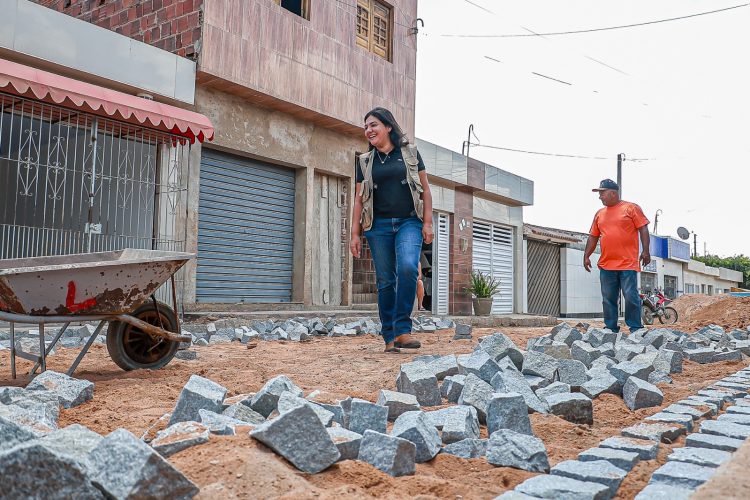 Viviane Facundes, secretária de Obras e Serviços Públicos, durante visita técnica em obras de pavimentação 