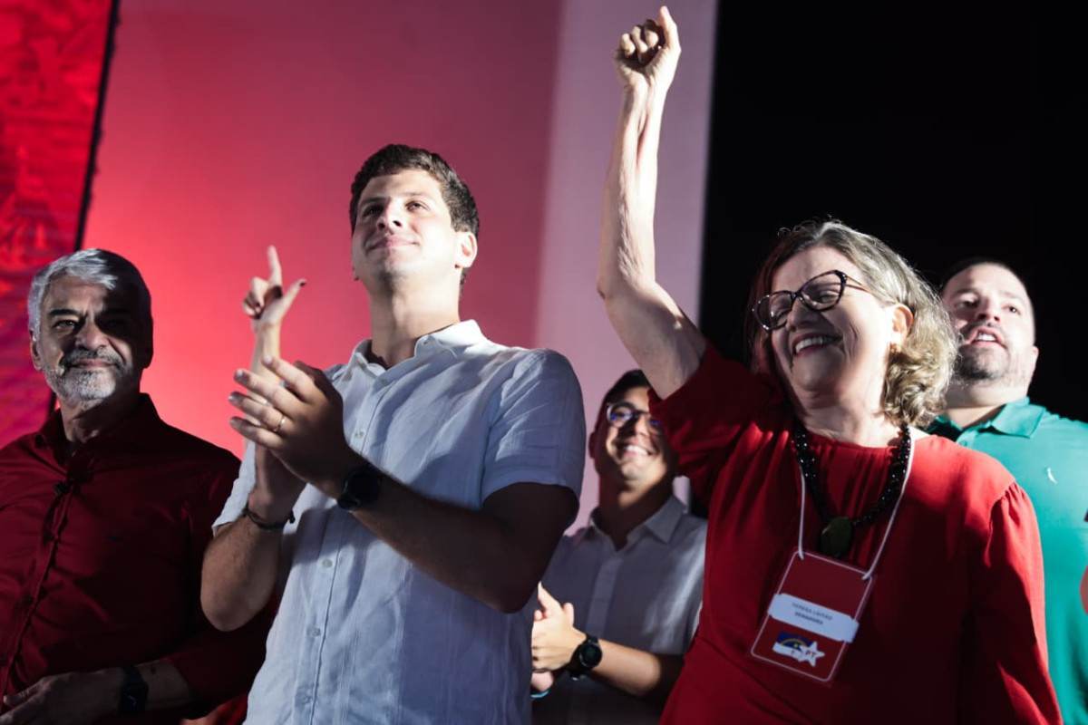 João Campos, pré-candidato ao governo de Pernambuco, ladeado por Humberto Costa e Teresa Leitão, senadores petistas por Pernambuco.