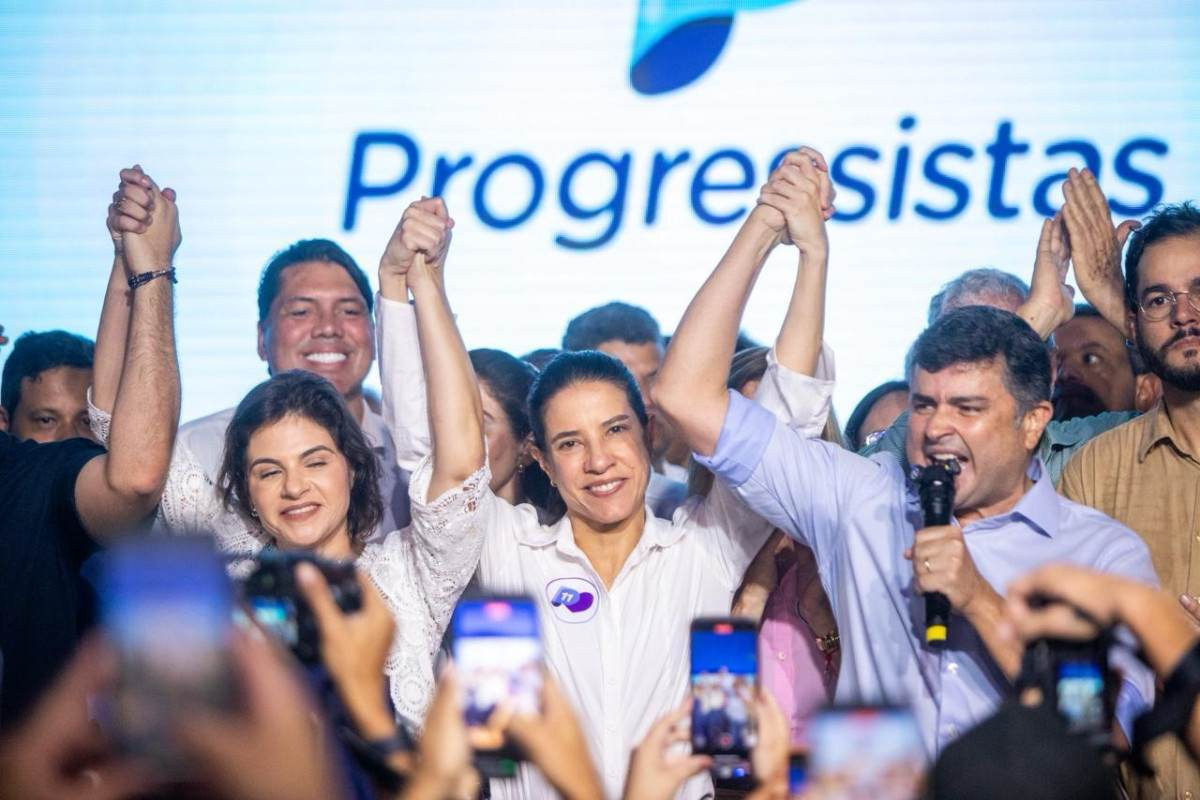 Raquel Lyra (PSD), ao centro, pré-candidata à reeleição ao Governo de Pernambuco, ladeada pela vice-governadora Priscila Krause (PSD) e por Eduardo da Fonte (PP), pré-candidato ao Senado Federal por Pernambuco, em ato político do Progressistas.