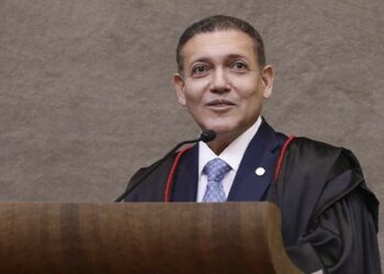 Nunes Marques toma posse na presidência do TSE e comandará eleições de 2026