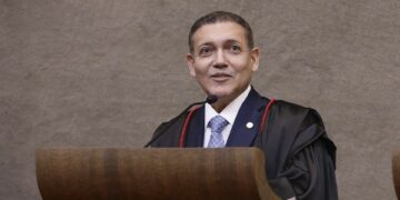 Nunes Marques toma posse na presidência do TSE e comandará eleições de 2026