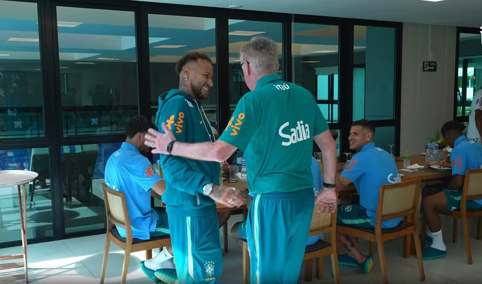 Neymar e Ancelotti se cumprimentam em apresentação da Seleção na Granja Comary. 