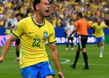 Brasil marca no fim, vira sobre o Japão e vai às oitavas de final da Copa do Mundo