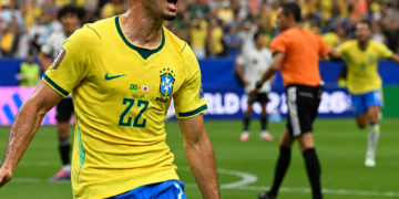 Brasil marca no fim, vira sobre o Japão e vai às oitavas de final da Copa do Mundo