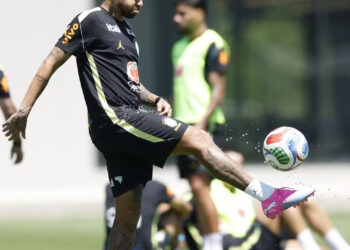 Neymar volta a treinar com bola pela Seleção Brasileira, mas não deve atuar contra o Haiti pela Copa do Mundo