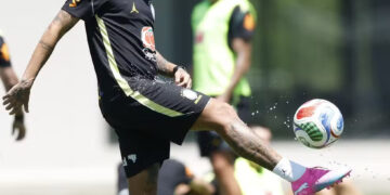 Neymar volta a treinar com bola pela Seleção Brasileira, mas não deve atuar contra o Haiti pela Copa do Mundo