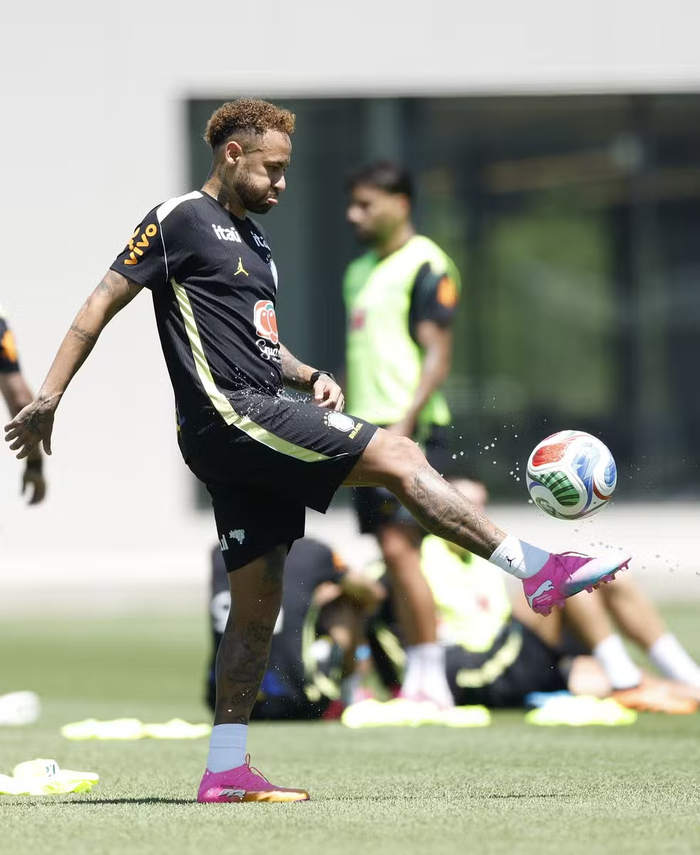 Neymar, de chuteiras, brinca com a bola em treino da Seleção nesta terça-feira, em Nova Jersey (EUA).