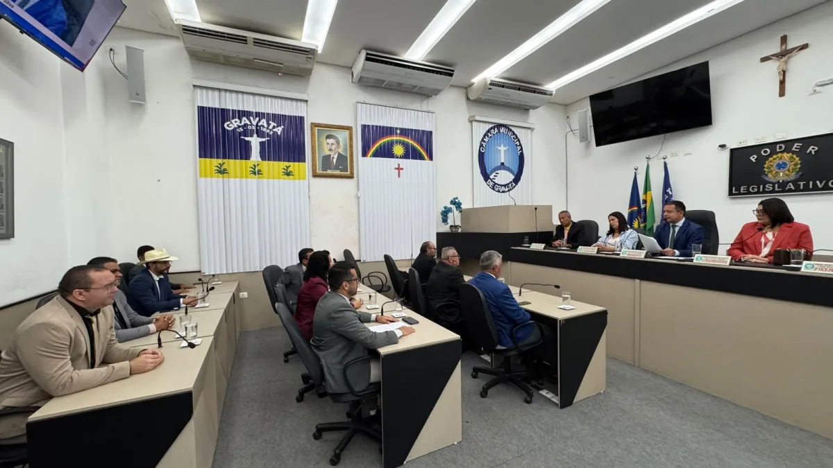 Sessão na Câmara Municipal de Gravatá, com vereadores e mesa diretora.