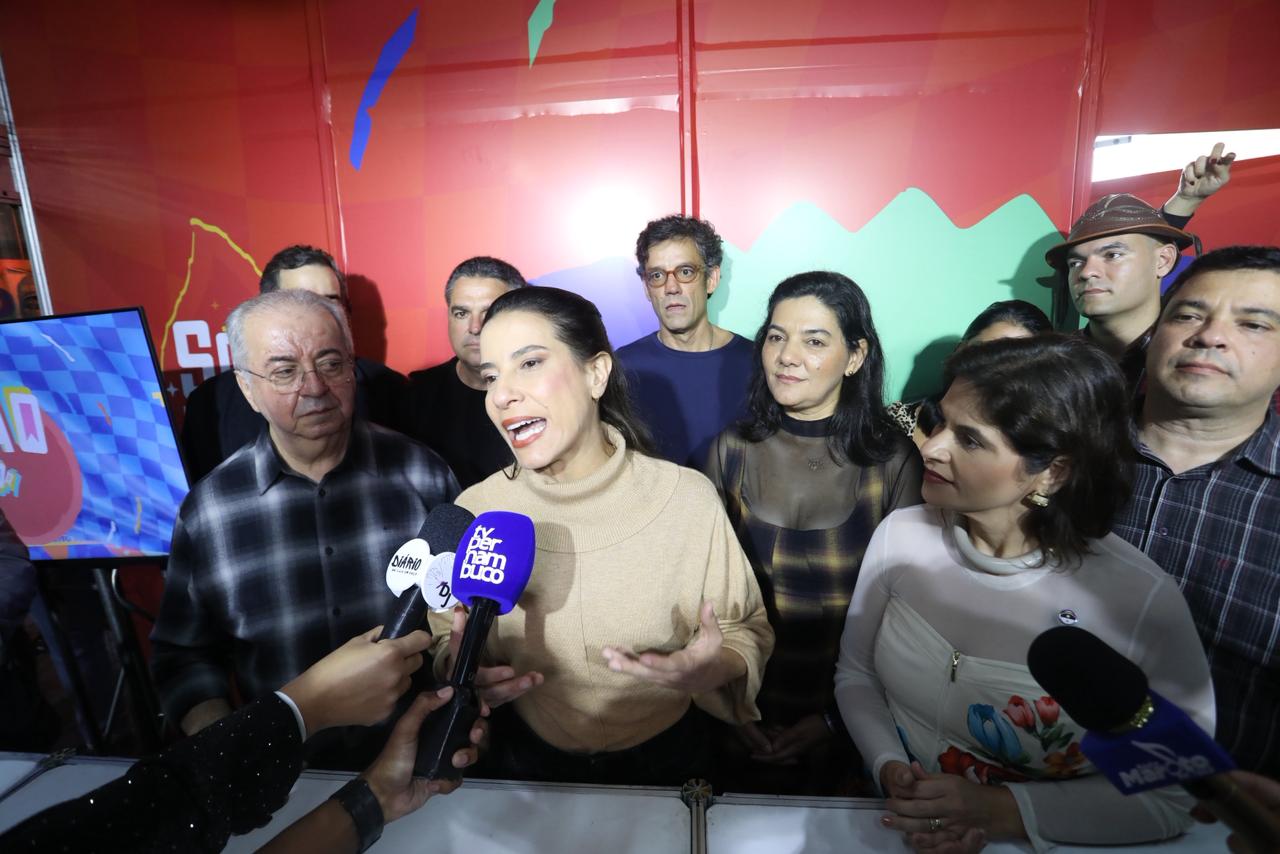 Raquel Lyra, governadora de Pernambuco, durante coletiva de imprensa no São João 2026 em Gravatá.