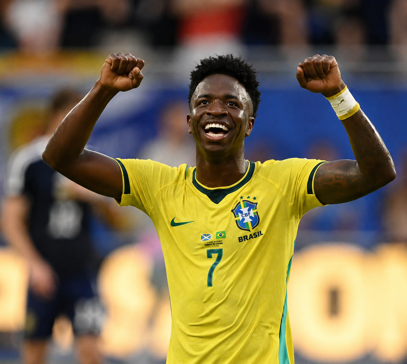 Vinicius Júnior comemora o segundo gol do Brasil na vitória sobre a Escócia pela fase de grupos da Copa do Mundo.