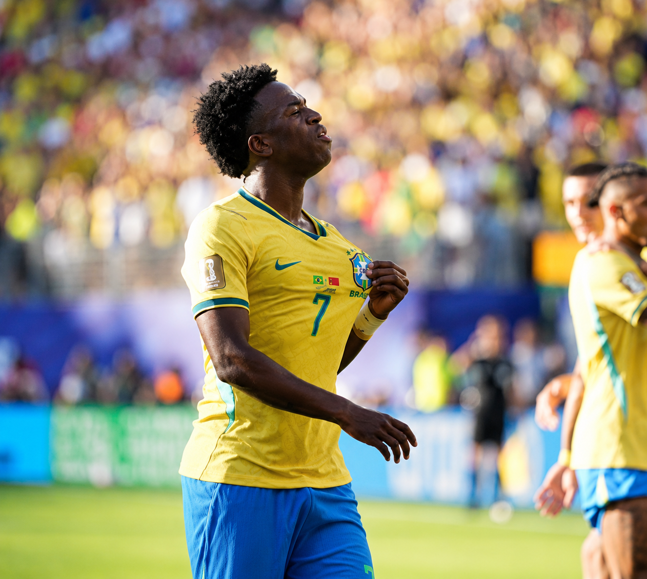 Vinicius Junior marca e comemora o gol da Seleção Brasileira contra o Marrocos.