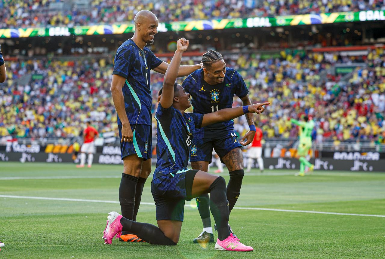 Endrick, atacante da Seleção Brasileira, comemora junto com Fabinho e Raphinha após marcar o segundo gol contra o Egito.