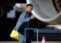 Neymar durante desembarque, no Aeroporto Internacional de Newark (EWR), em Nova Jersey.