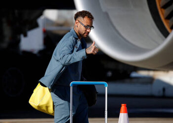 Neymar durante desembarque, no Aeroporto Internacional de Newark (EWR), em Nova Jersey.