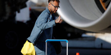 Neymar durante desembarque, no Aeroporto Internacional de Newark (EWR), em Nova Jersey.