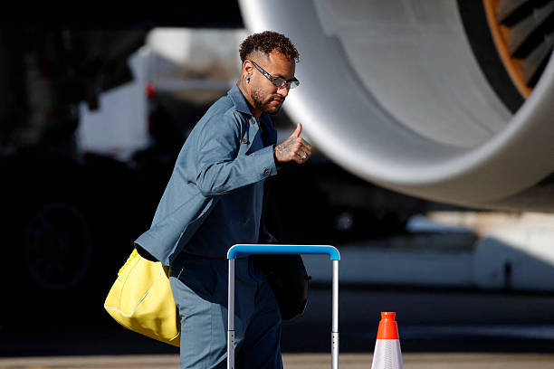 Neymar durante desembarque, no Aeroporto Internacional de Newark (EWR), em Nova Jersey.