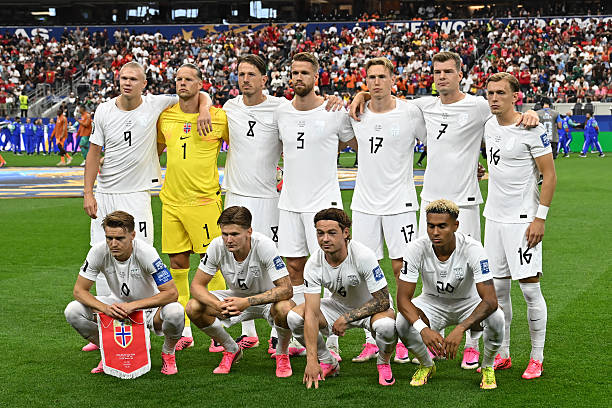 Os jogadores titulares da seleção masculina de futebol da Noruega posam juntos para uma foto antes da partida contra a Costa do Marfim pela Copa do Mundo.